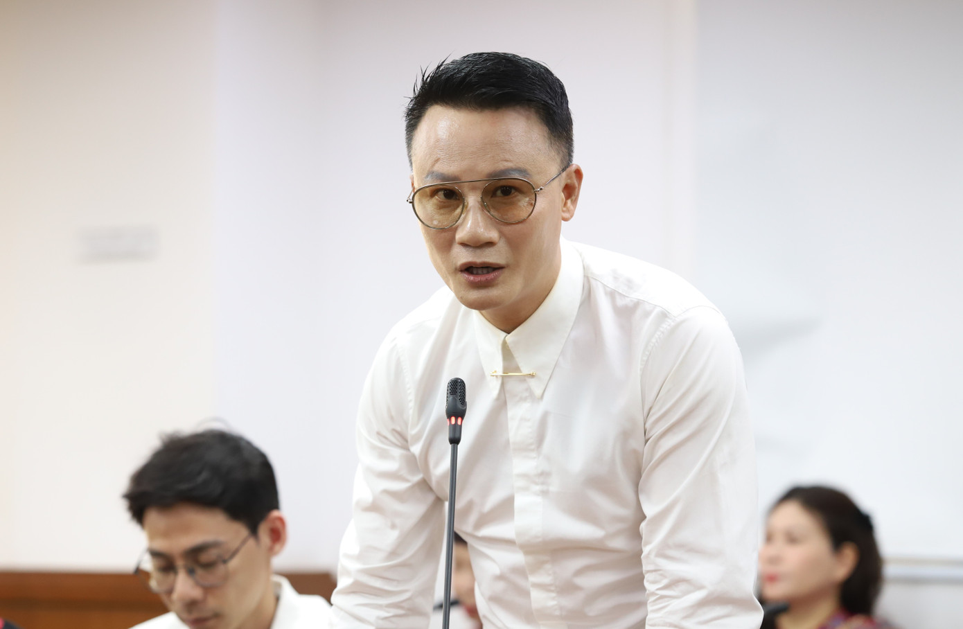 Ca sĩ Hoàng Bách trao đổi tại họp báo. Ảnh: Ngô Tùng Ca sĩ Hoàng Bách trao đổi tại họp báo. Ảnh: Ngô Tùng