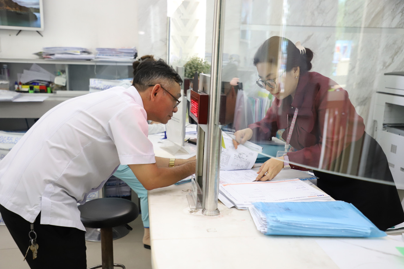 Người dân đến phường Sài Gòn thực hiện thủ tục hành chính sáng 12/6. Ảnh: Ngô Tùng Người dân đến phường Sài Gòn thực hiện thủ tục hành chính sáng 12/6. Ảnh: Ngô Tùng