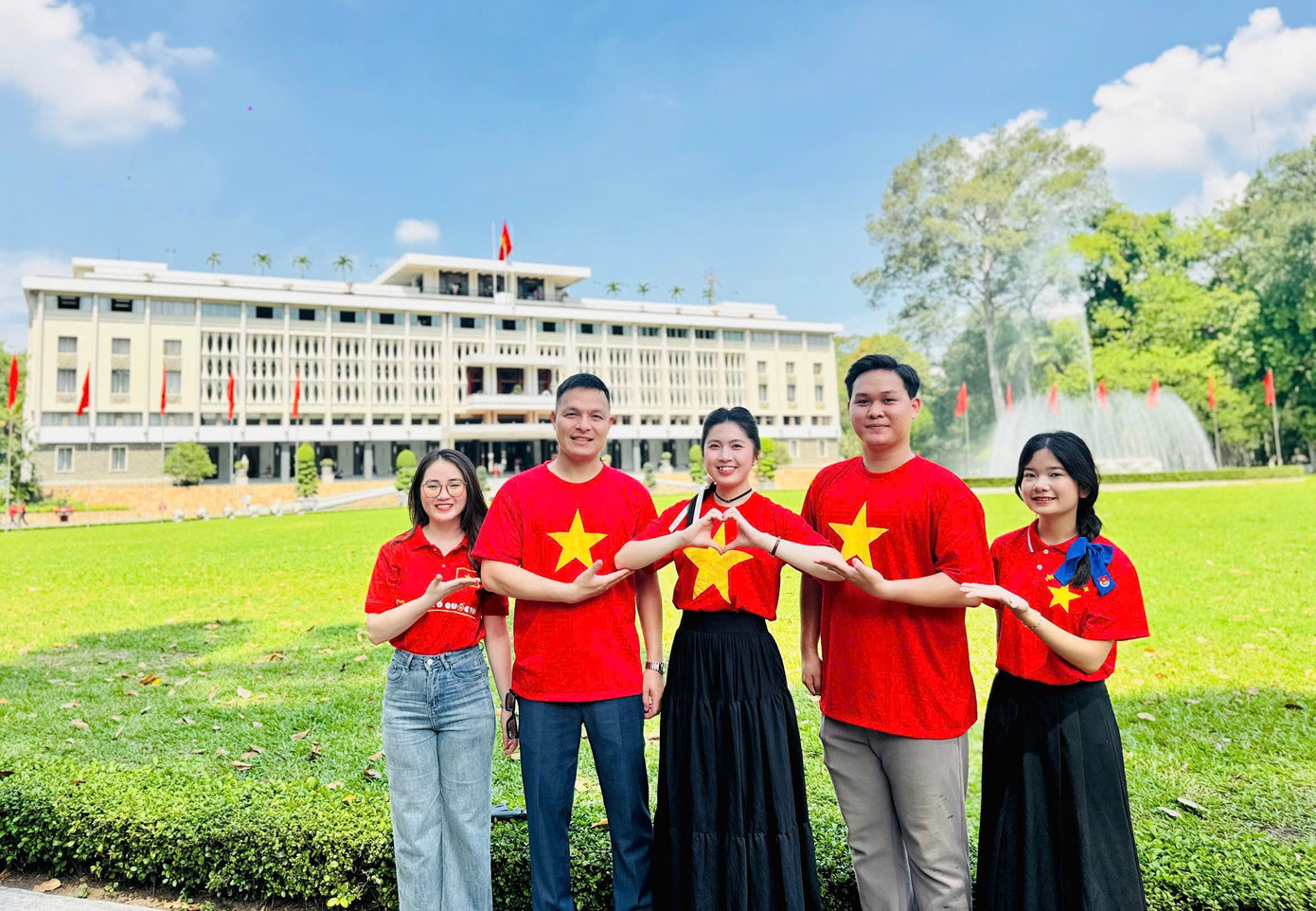 5 gương thanh thiếu niên tiêu biểu của tỉnh Hải Dương cũng đã nhanh chóng ghi lại những kỷ niệm đầu tiên của kỳ đại hội năm nay với việc tham quan, tìm hiểu một số di tích nổi tiếng của TPHCM như Dinh Độc Lập, chợ Bến Thành...