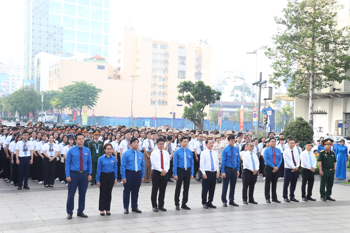 Đại biểu lãnh đạo cơ quan Trung ương, TPHCM cùng hơn 400 đại biểu thanh niên tiên tiến toàn quốc dự lễ dâng hoa, báo công dâng Bác. Ảnh: Ngô Tùng