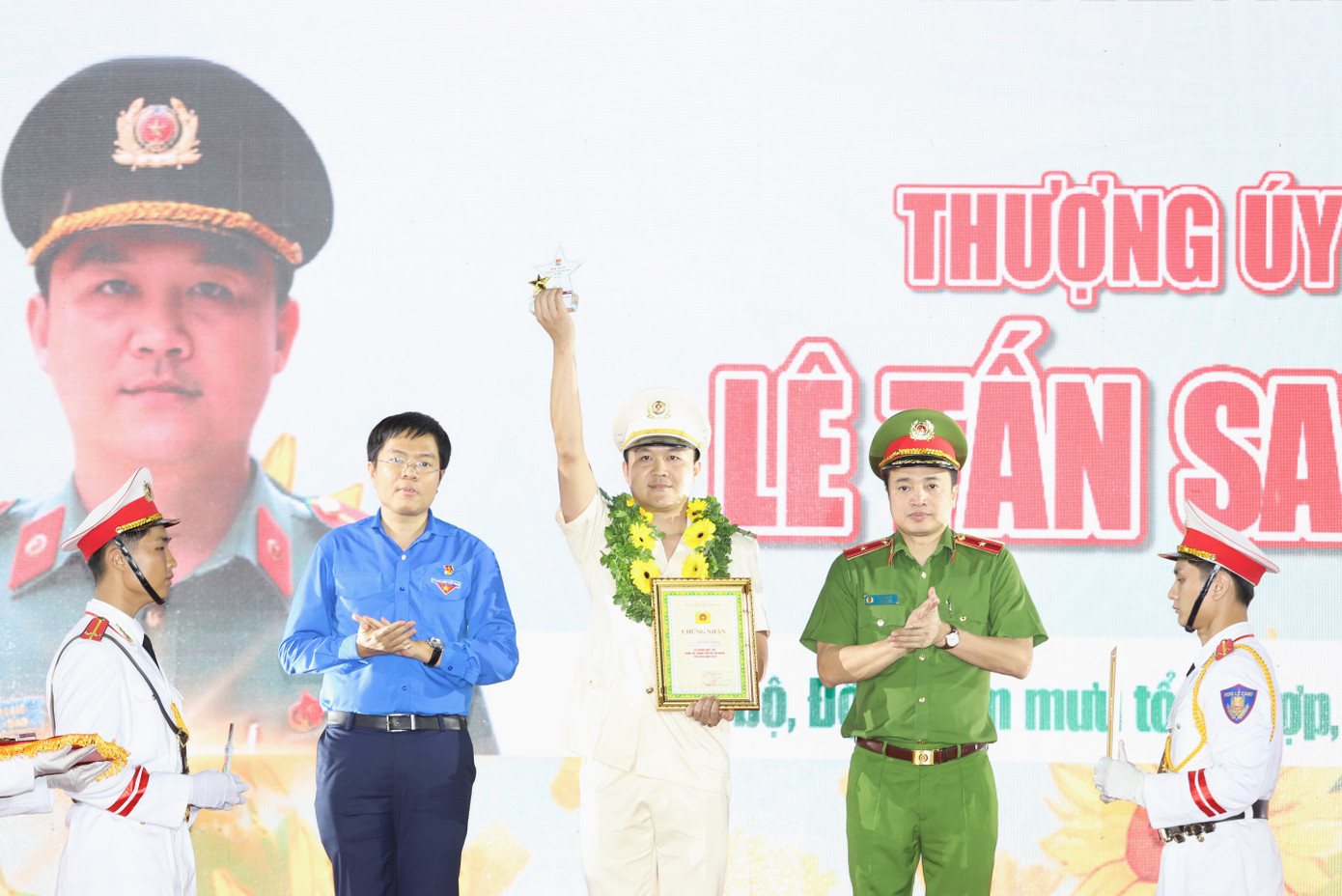 Thiếu tướng Mai Hoàng - Phó Giám đốc CATP cùng anh Nguyễn Đăng Khoa - Phó Bí thư Thành Đoàn TPHCM tuyên dương các gương tiêu biểu. Thiếu tướng Mai Hoàng - Phó Giám đốc CATP cùng anh Nguyễn Đăng Khoa - Phó Bí thư Thành Đoàn TPHCM tuyên dương các gương tiêu biểu.