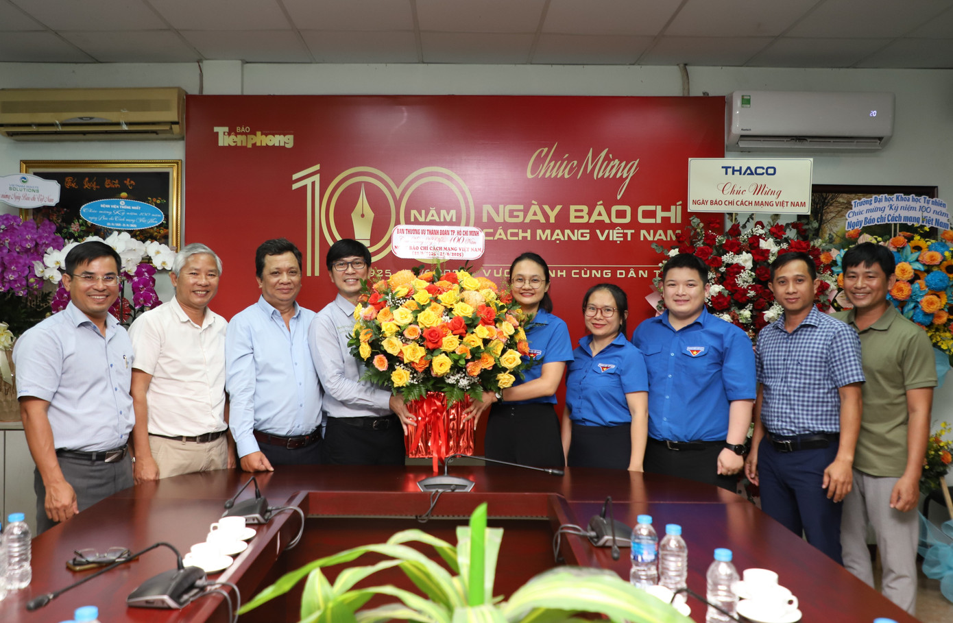 Ban Thường vụ Thành Đoàn gửi tặng món quà chúc mừng kỷ niệm 100 năm Ngày Báo chí Cách mạng Việt Nam.