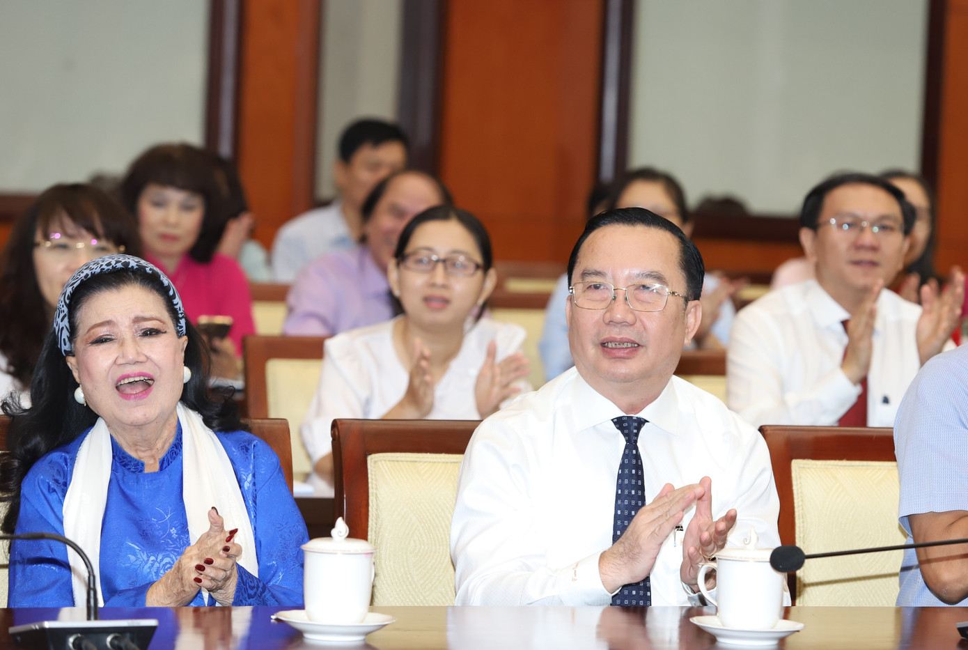 Các nghệ sĩ gạo cội chia sẻ kỷ niệm và gửi gắm niềm tin với lãnh đạo TPHCM. Các nghệ sĩ gạo cội chia sẻ kỷ niệm và gửi gắm niềm tin với lãnh đạo TPHCM.