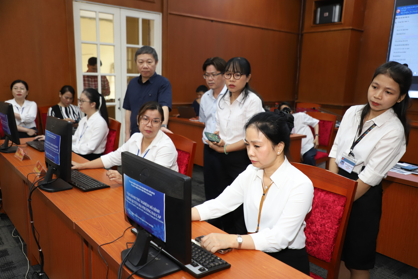 Cán bộ TPHCM thực hiện vận hành thử nghiệm mô hình chính quyền 2 cấp. Cán bộ TPHCM thực hiện vận hành thử nghiệm mô hình chính quyền 2 cấp.