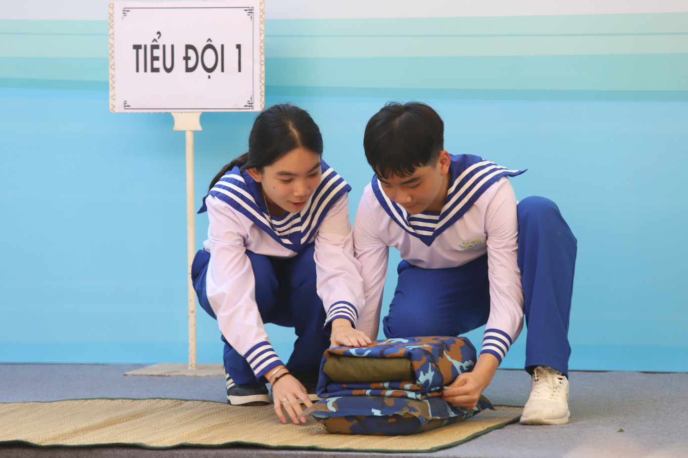 Các em thực hiện kỹ năng sắp xếp nội vụ được học hỏi từ các chiến sĩ Hải quân. Các em thực hiện kỹ năng sắp xếp nội vụ được học hỏi từ các chiến sĩ Hải quân.