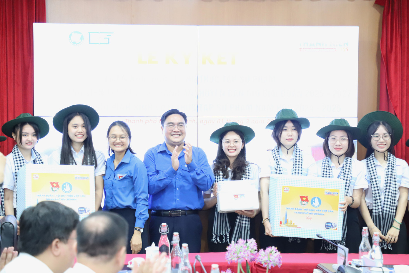 Lãnh đạo Thành Đoàn, Hội SVVN TPHCM tặng quà động viên các bạn sinh viên tham gia kỳ thực tập năm năm học 2024 – 2025.