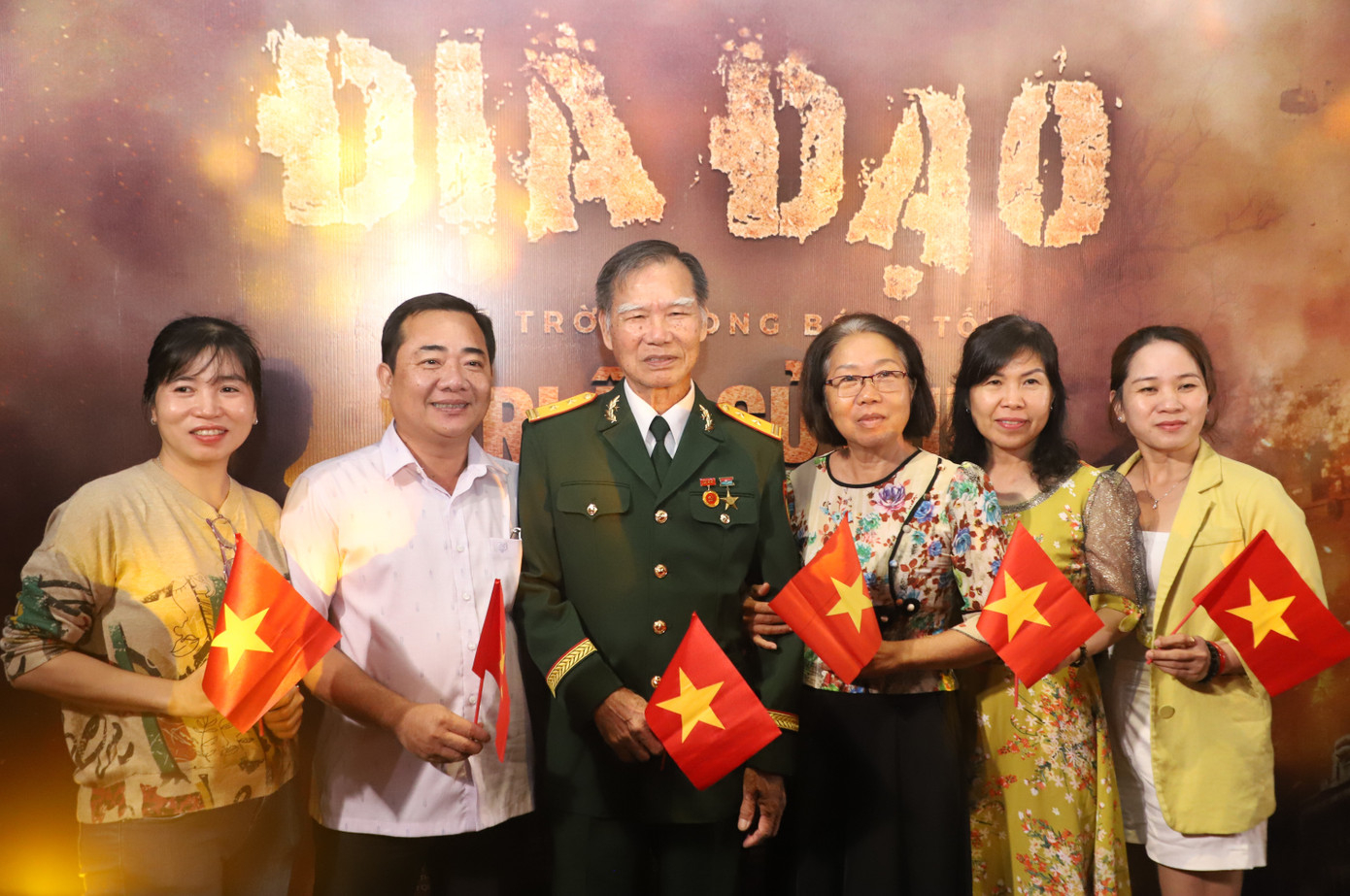 Đoàn phim Địa đạo gặp gỡ, tri ân các cô chú du kích Củ Chi anh hùng. Ảnh: Ngô Tùng Đoàn phim Địa đạo gặp gỡ, tri ân các cô chú du kích Củ Chi anh hùng. Ảnh: Ngô Tùng