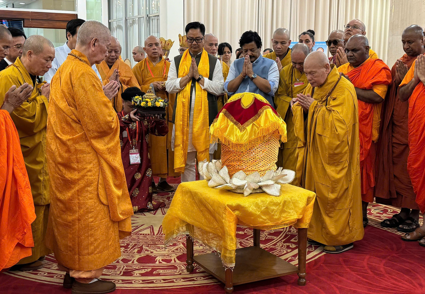 Quang lâm chứng minh lễ cung rước xá lợi Đức Phật có Đại lão Hòa thượng Thích Trí Quảng (người đứng bên trái) - Pháp chủ GHPG Việt Nam, Trưởng lão Hòa thượng Thích Thiện Nhơn (người đứng bên phải) - Phó Pháp chủ, Chủ tịch Hội đồng Trị sự GHPG Việt Nam. Ảnh: Đại đức Thích Giác Thọ. Quang lâm chứng minh lễ cung rước xá lợi Đức Phật có Đại lão Hòa thượng Thích Trí Quảng (người đứng bên trái) - Pháp chủ GHPG Việt Nam, Trưởng lão Hòa thượng Thích Thiện Nhơn (người đứng bên phải) - Phó Pháp chủ, Chủ tịch Hội đồng Trị sự GHPG Việt Nam. Ảnh: Đại đức Thích Giác Thọ.