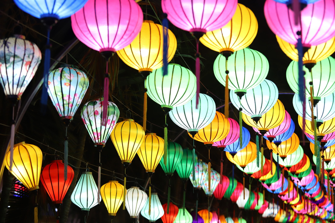 Dãy lồng đèn đa sắc màu vừa được bày biện, thiết trí dọc kênh Nhiêu Lộc (đoạn qua quận Phú Nhuận, phía trước Quan Âm tu viện).