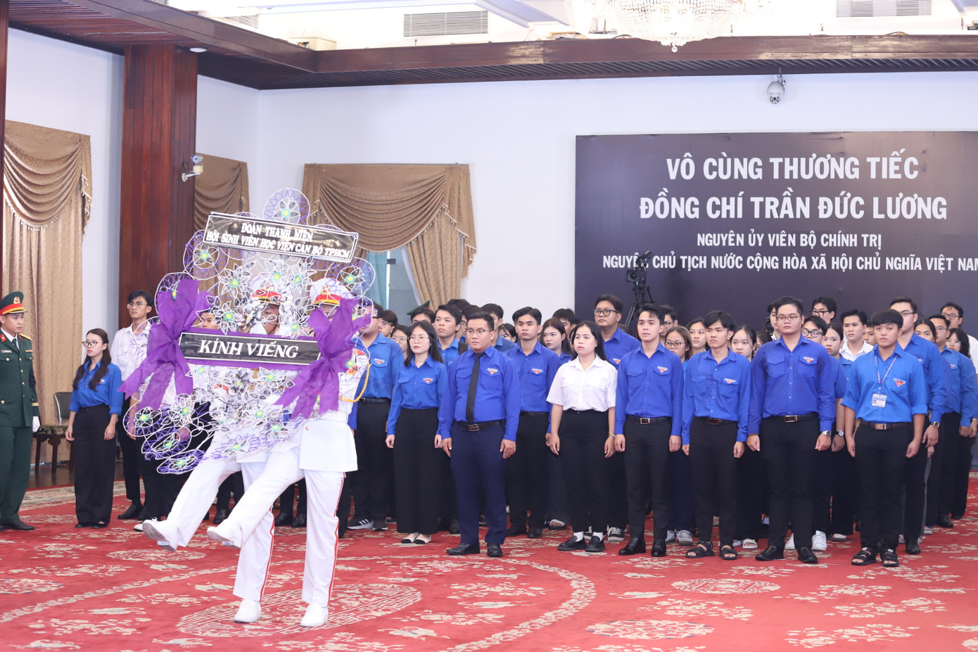 Trong những ngày qua, đại diện các tỉnh, thành, các cơ quan, đơn vị của Trung ương và TPHCM đã lần lượt đến Hội trường Thống Nhất thắp hương, kính viếng và bày tỏ niềm tiếc thương trước sự ra đi của vị nguyên lãnh đạo Đảng, Nhà nước đã trọn đời cống hiến cho Tổ quốc.