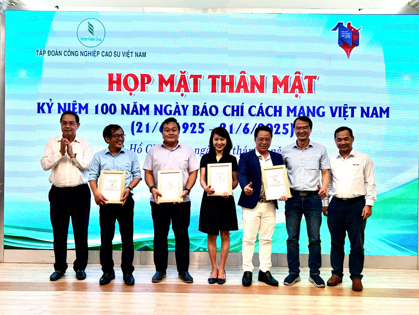 Chị Bích Lài (giữa, báo Tiền Phong) cùng các đồng nghiệp nhận giải Nhất hội thi. Ảnh: Phạm Nguyễn Chị Bích Lài (giữa, báo Tiền Phong) cùng các đồng nghiệp nhận giải Nhất hội thi. Ảnh: Phạm Nguyễn