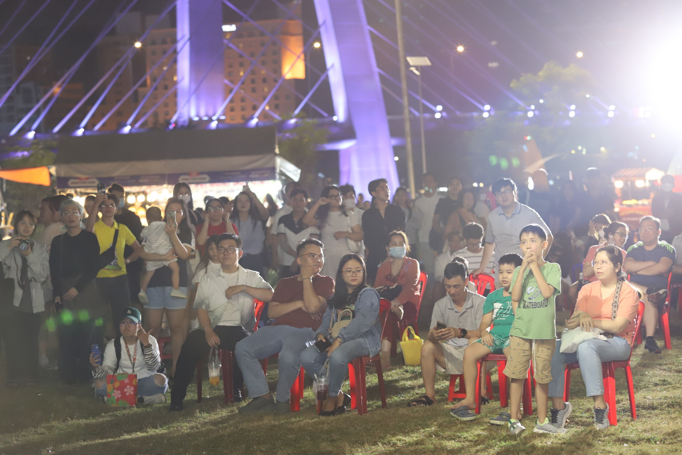 Đông đảo bạn trẻ, khách nước ngoài thích thú theo dõi chương trình.