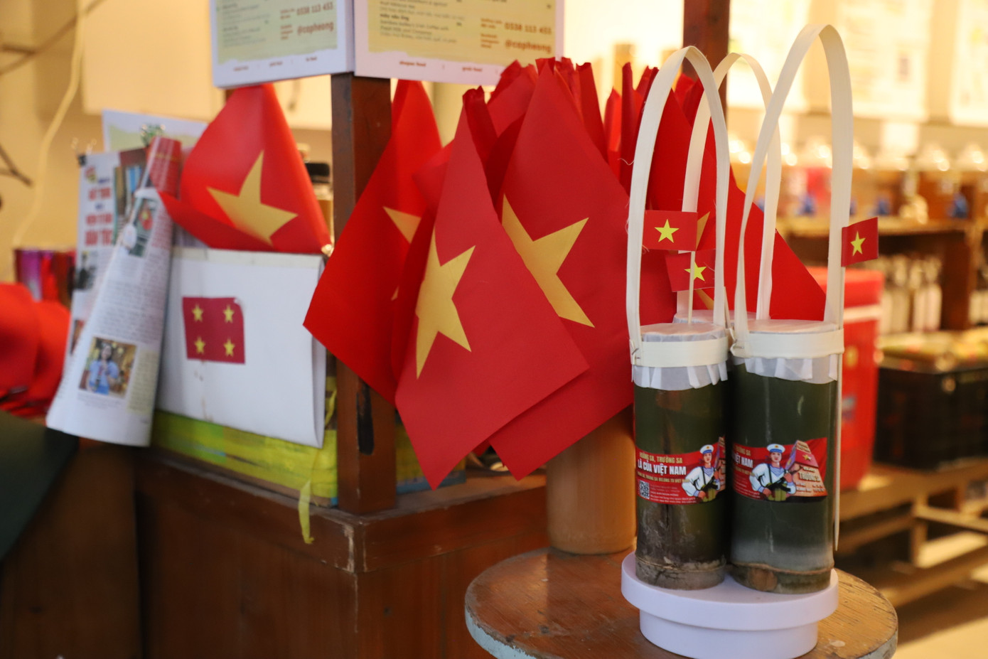 “Qua việc làm nhỏ này, tụi mình muốn động viên, nhắc nhở người trẻ về chủ quyền thiêng liêng của đất nước; thêm yêu quê hương đất nước, cũng như thể hiện lòng biết ơn những thế hệ đi trước đã gìn giữ để chúng ta có được ngày hôm nay”, Công Quang bày tỏ. “Qua việc làm nhỏ này, tụi mình muốn động viên, nhắc nhở người trẻ về chủ quyền thiêng liêng của đất nước; thêm yêu quê hương đất nước, cũng như thể hiện lòng biết ơn những thế hệ đi trước đã gìn giữ để chúng ta có được ngày hôm nay”, Công Quang bày tỏ.