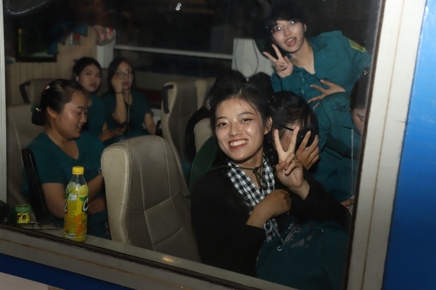 Các cô gái chụp ảnh lưu niệm trước giờ đi tàu ra Thủ đô Hà Nội.