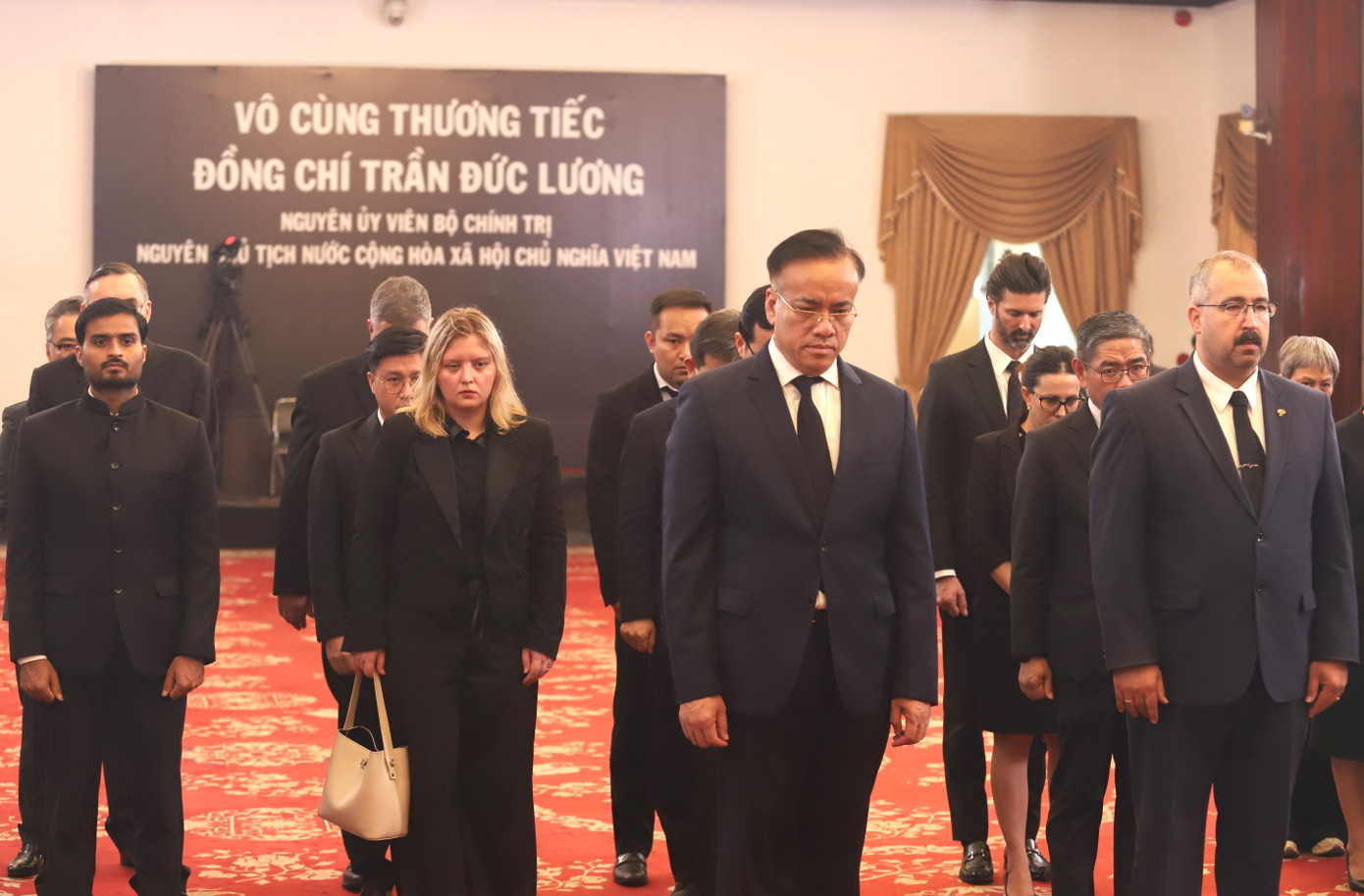 Đoàn Tổng Lãnh sự quán nước ngoài tại TPHCM; đoàn các cơ quan Lãnh sự, tổ chức quốc tế, Văn phòng Kinh tế - Thương mại - Văn hóa; Hiệp hội Doanh nghiệp nước ngoài tại TPHCM đến viếng nguyên Chủ tịch nước Trần Đức Lương. Ảnh: Ngô Tùng