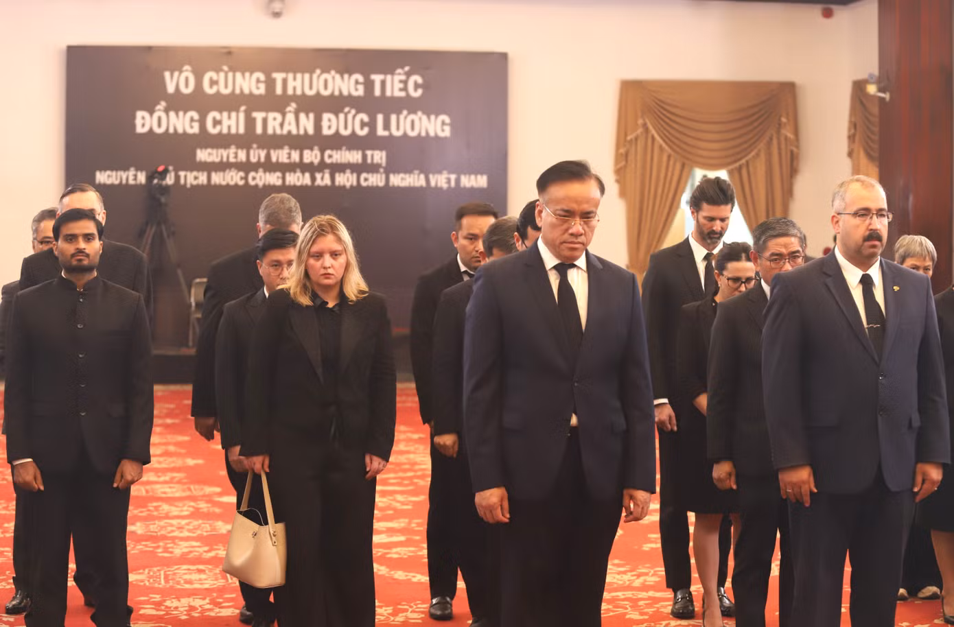 Đoàn Tổng Lãnh sự quán nước ngoài tại TPHCM; đoàn các cơ quan Lãnh sự, tổ chức quốc tế, Văn phòng Kinh tế - Thương mại - Văn hóa; Hiệp hội Doanh nghiệp nước ngoài tại TPHCM đến viếng nguyên Chủ tịch nước Trần Đức Lương. Ảnh: Ngô Tùng