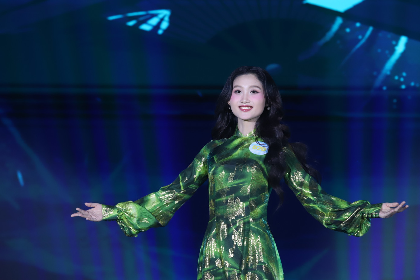 Nữ sinh khoe nét đẹp nền nã, duyên dáng trong tà áo dài truyền thống.