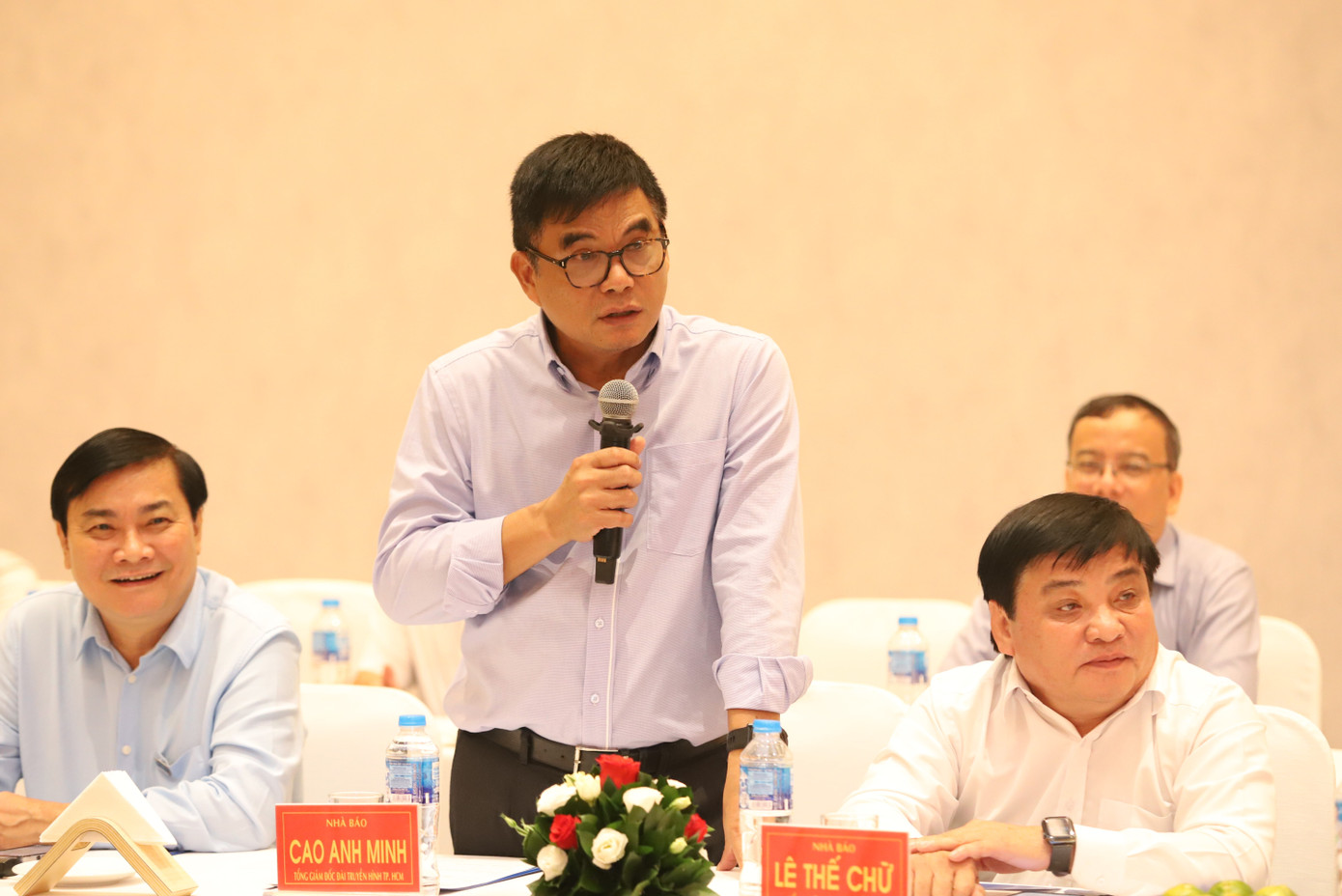 Nhà báo Cao Anh Minh nêu ý kiến. Nhà báo Cao Anh Minh nêu ý kiến.