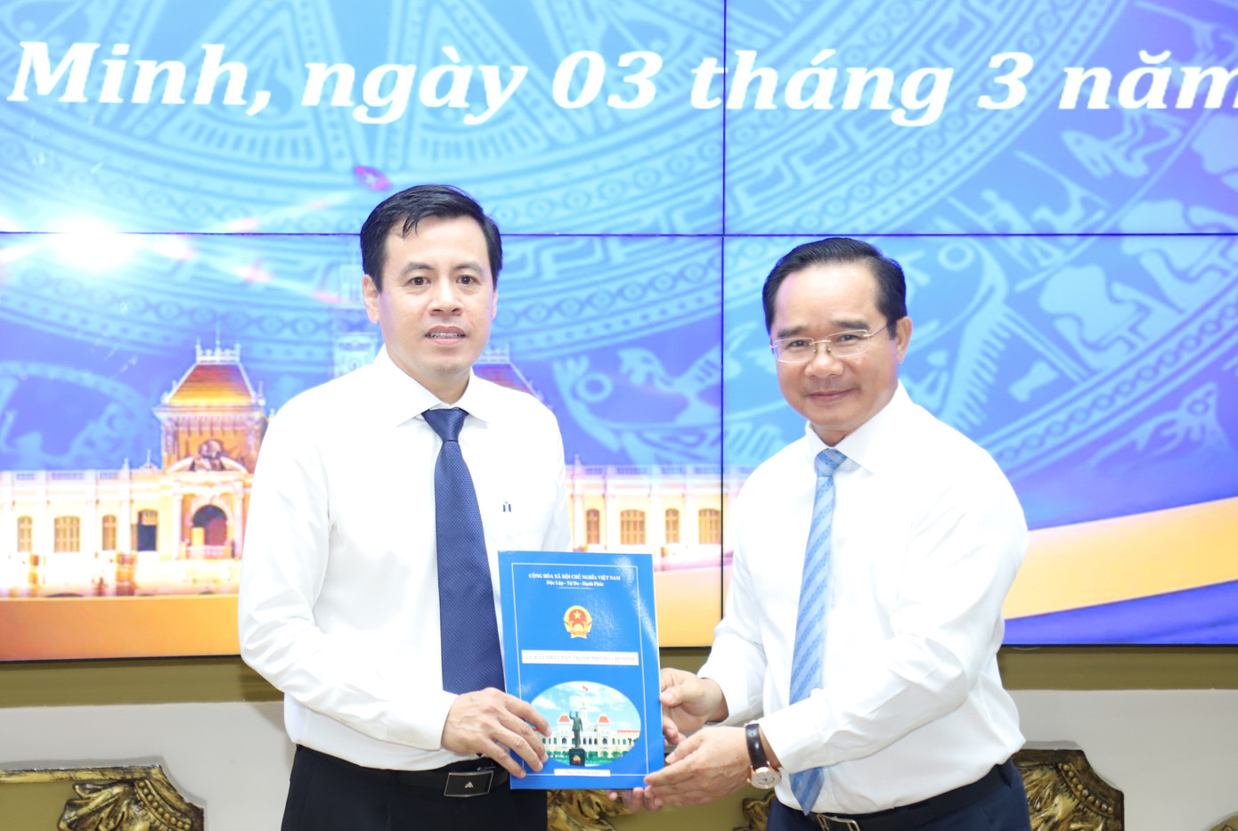 Chủ tịch UBND TPHCM Nguyễn Văn Được trao quyết định bổ nhiệm cho ông Trần Anh Tuấn.