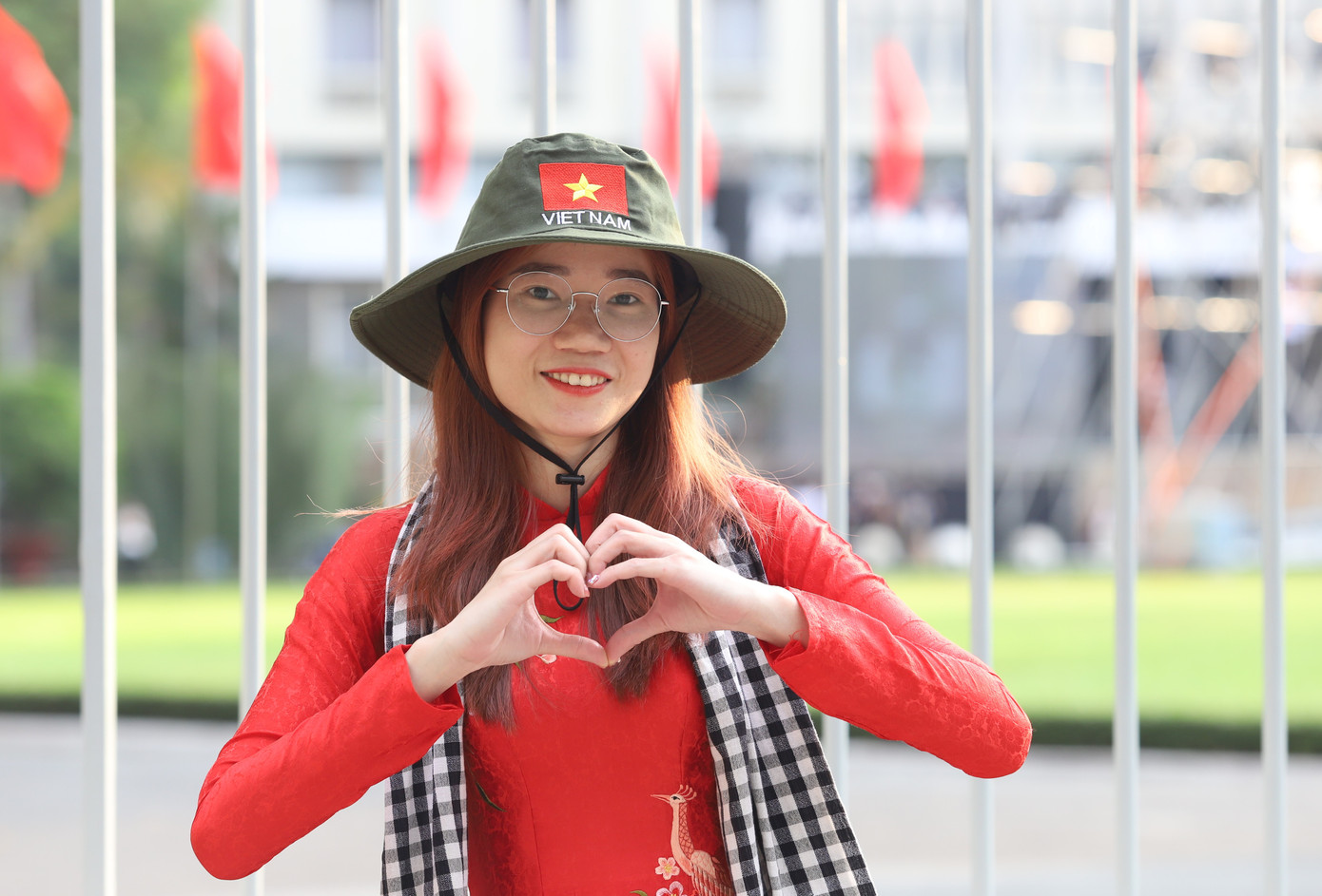 Bạn Tú (một người làm trong mảng sáng tạo nội dung) mang theo mũ tai bèo và khăn rằn đến Dinh Độc Lập chụp ảnh lưu niệm. "Mình chọn trang phục áo dài cùng các phụ kiện này với mong muốn lan tỏa tinh thần dân tộc và niềm tự hào là người Việt Nam", cô gái trẻ chia sẻ.