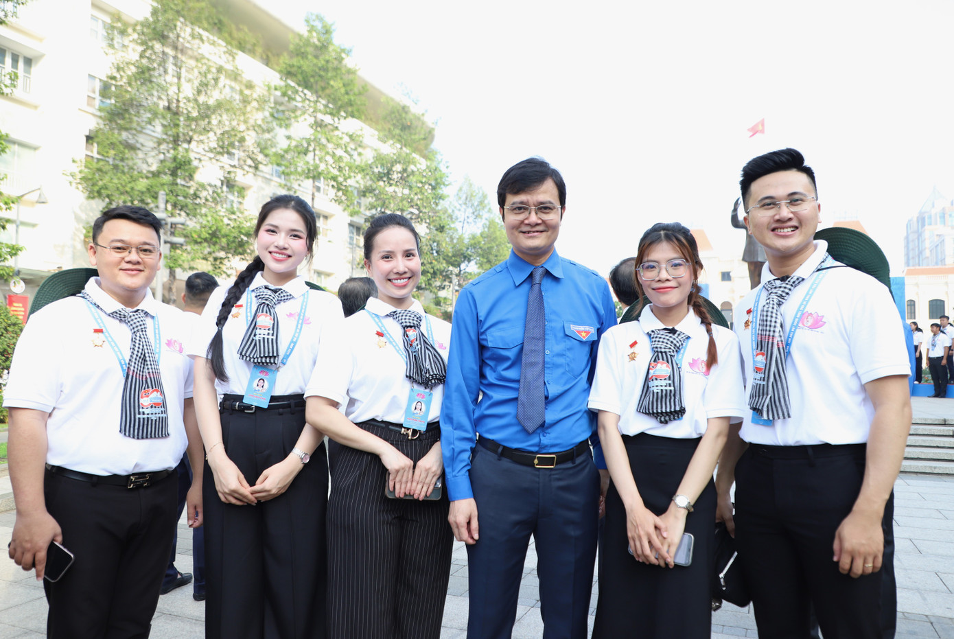 Các đại biểu chụp ảnh lưu niệm cùng Bí thư thứ nhất Trung ương Đoàn Bùi Quang Huy.