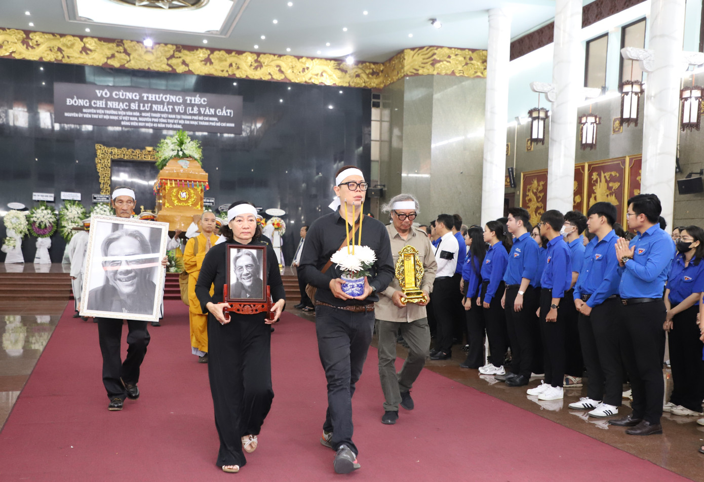 Sau lễ truy điệu, linh cữu nhạc sĩ được đưa đi an táng tại Nghĩa trang Hoa viên Bình Dương (TP Bến Cát, tỉnh Bình Dương).