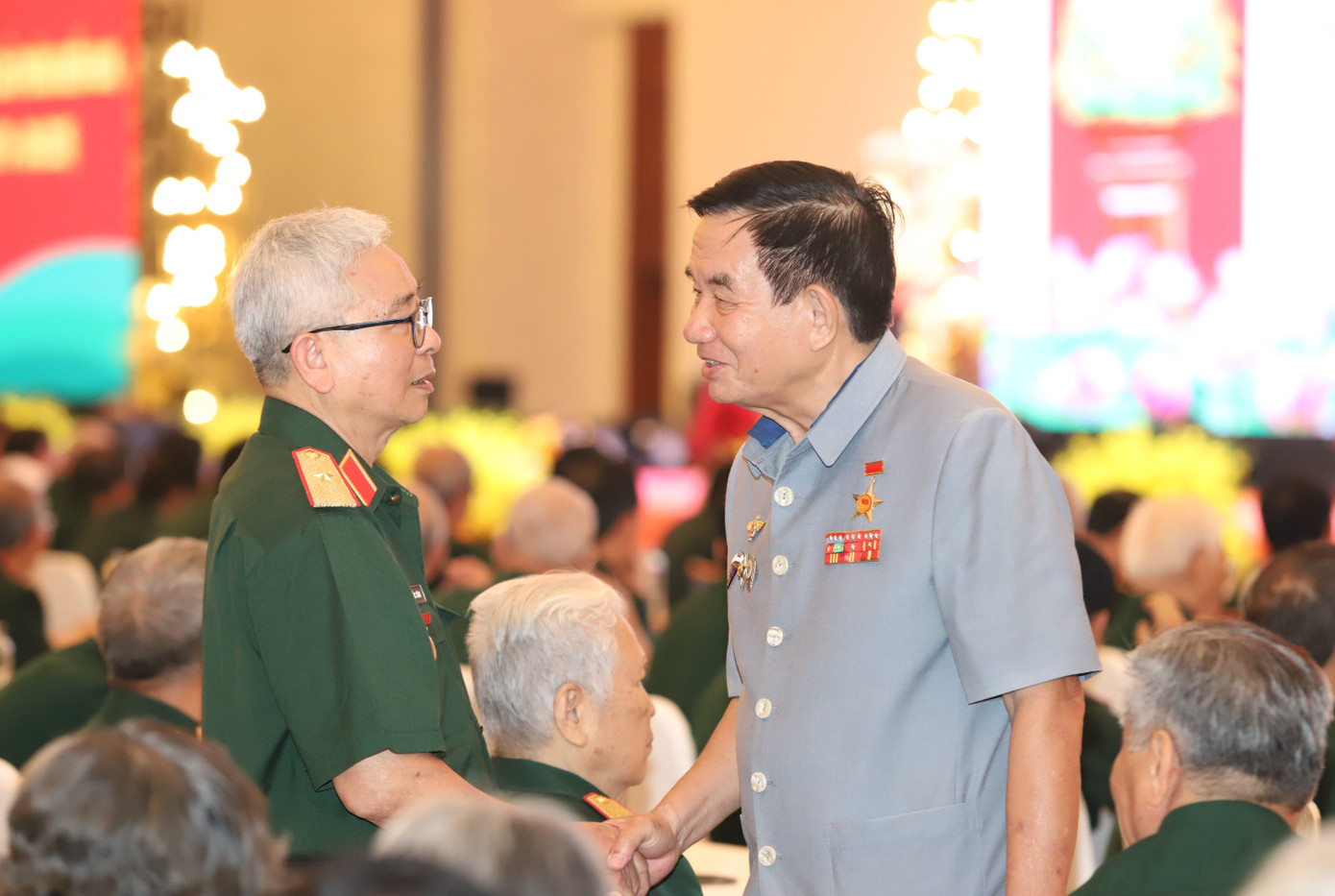 Đại biểu gặp gỡ, ôn lại kỷ niệm tại buổi gặp mặt. Đại biểu gặp gỡ, ôn lại kỷ niệm tại buổi gặp mặt.