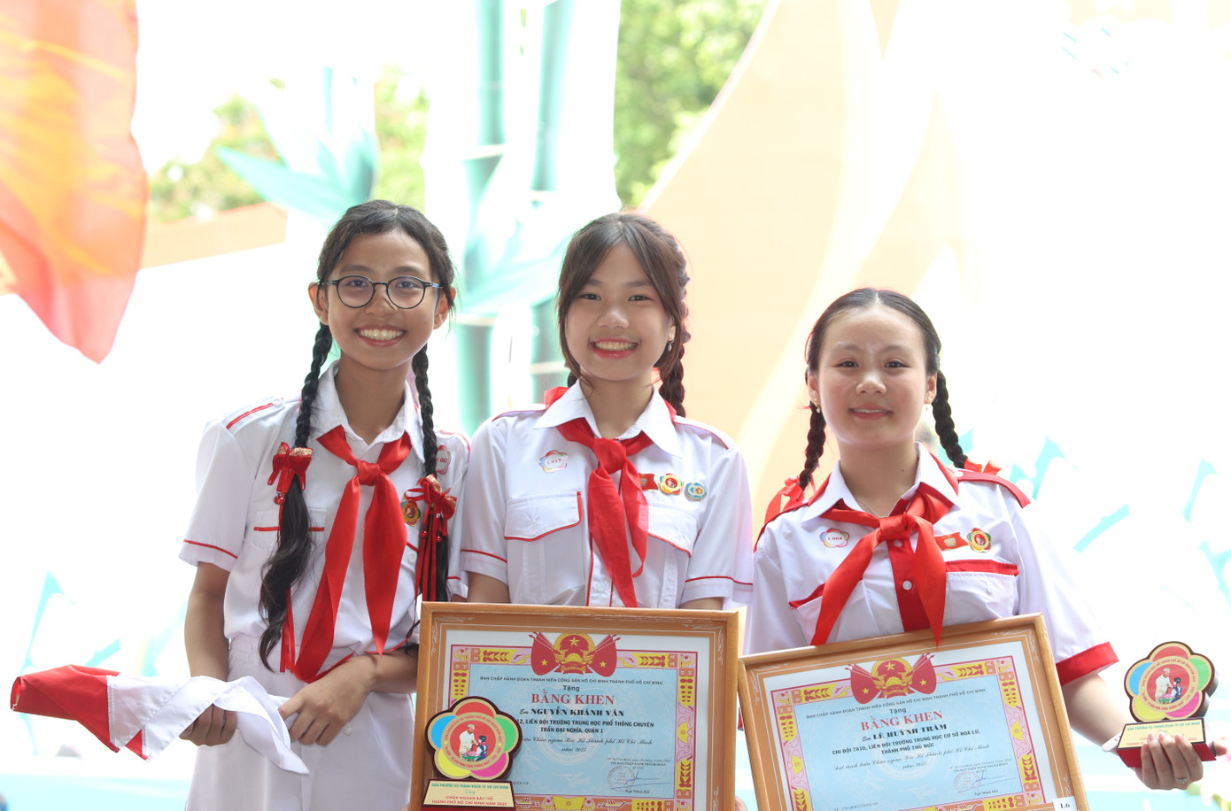 Khánh Vân (giữa) cùng các bạn tại lễ tuyên dương. Ảnh: Ngô Tùng Khánh Vân (giữa) cùng các bạn tại lễ tuyên dương. Ảnh: Ngô Tùng