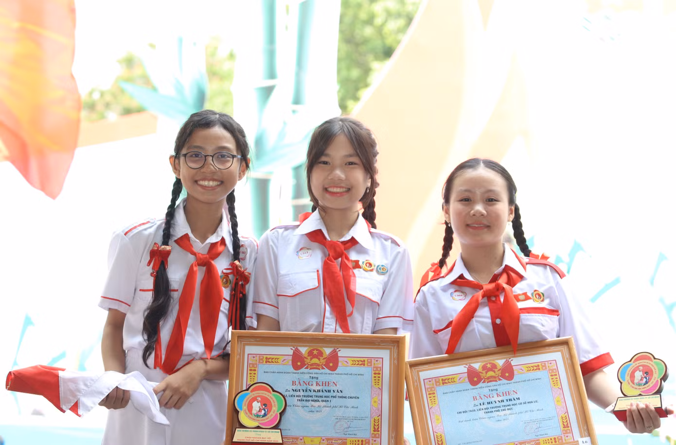 Khánh Vân (giữa) cùng các bạn tại lễ tuyên dương. Ảnh: Ngô Tùng