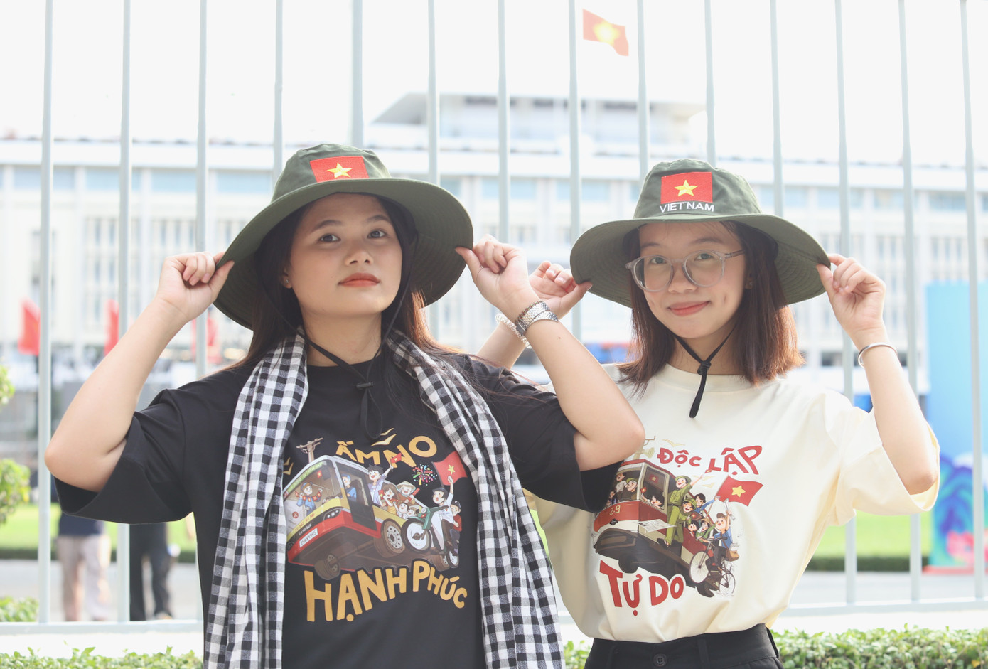 Tú cùng nhóm bạn check-in trước cổng Dinh Độc Lập.