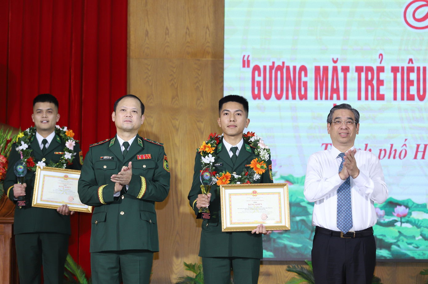 Trung tướng Nguyễn Anh Tuấn - Chính ủy BĐBP và Phó bí thư Thành ủy TPHCM Nguyễn Phước Lộc khen thưởng các "Gương mặt trẻ tiêu biểu" lực lượng BĐBP. Trung tướng Nguyễn Anh Tuấn - Chính ủy BĐBP và Phó bí thư Thành ủy TPHCM Nguyễn Phước Lộc khen thưởng các "Gương mặt trẻ tiêu biểu" lực lượng BĐBP.