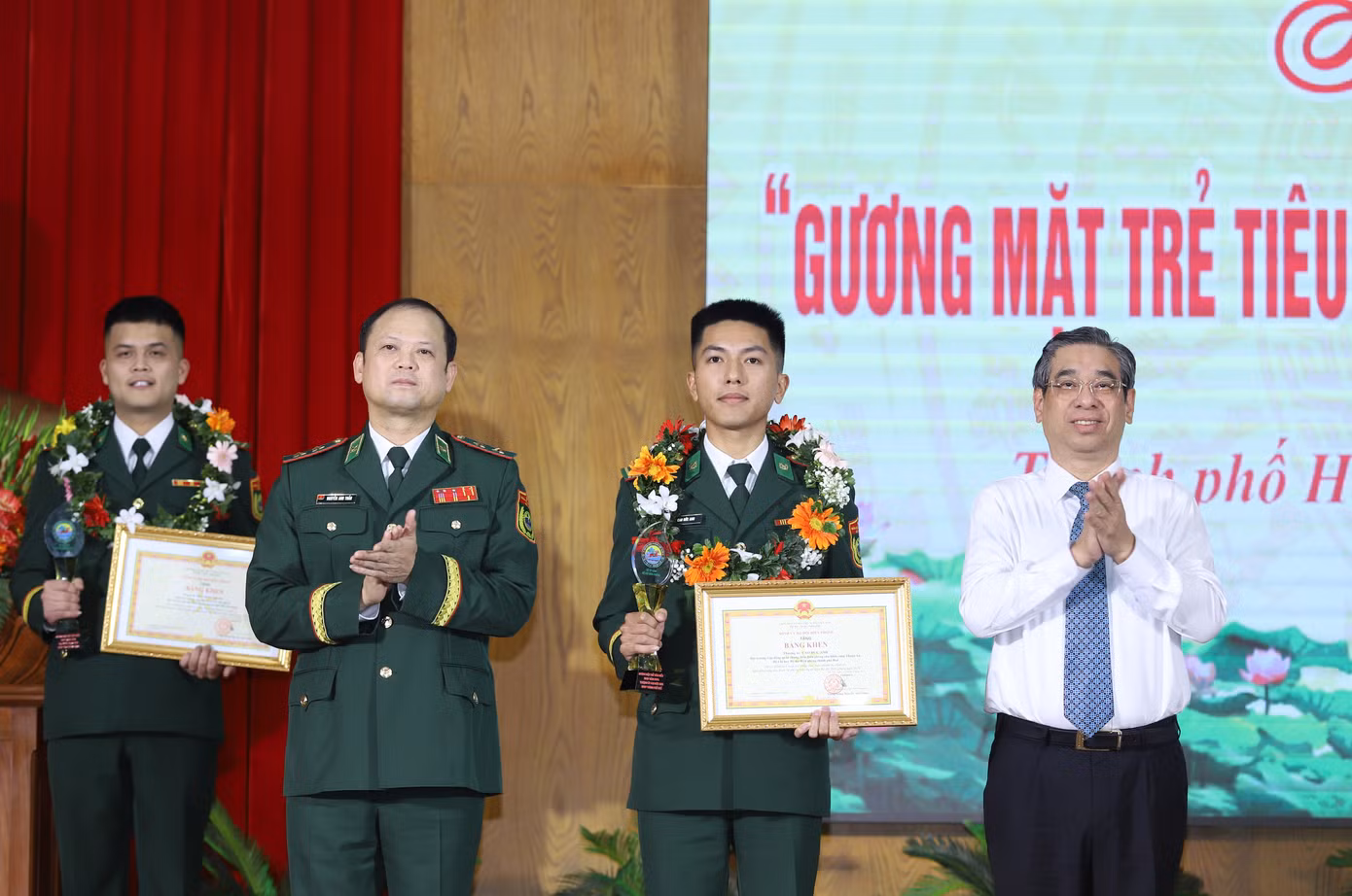 Trung tướng Nguyễn Anh Tuấn - Chính ủy BĐBP và Phó bí thư Thành ủy TPHCM Nguyễn Phước Lộc khen thưởng các "Gương mặt trẻ tiêu biểu" lực lượng BĐBP.