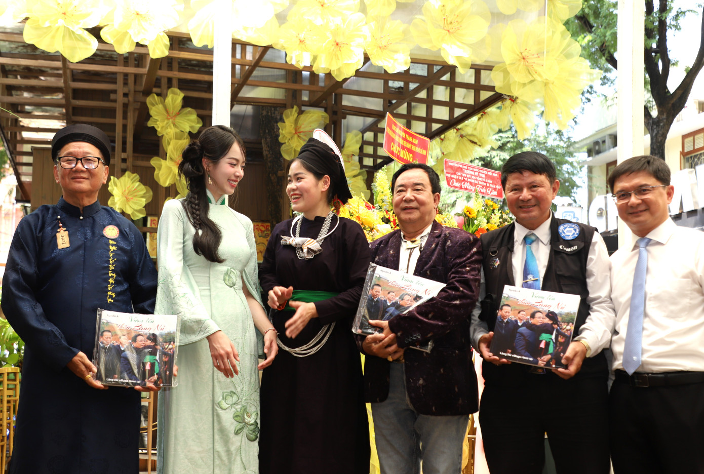 Ngay những ngày mới xảy ra thảm kịch ở Làng Nủ, Hoa hậu Thanh Thủy đã đến chia nỗi mất mát lớn của bà con.