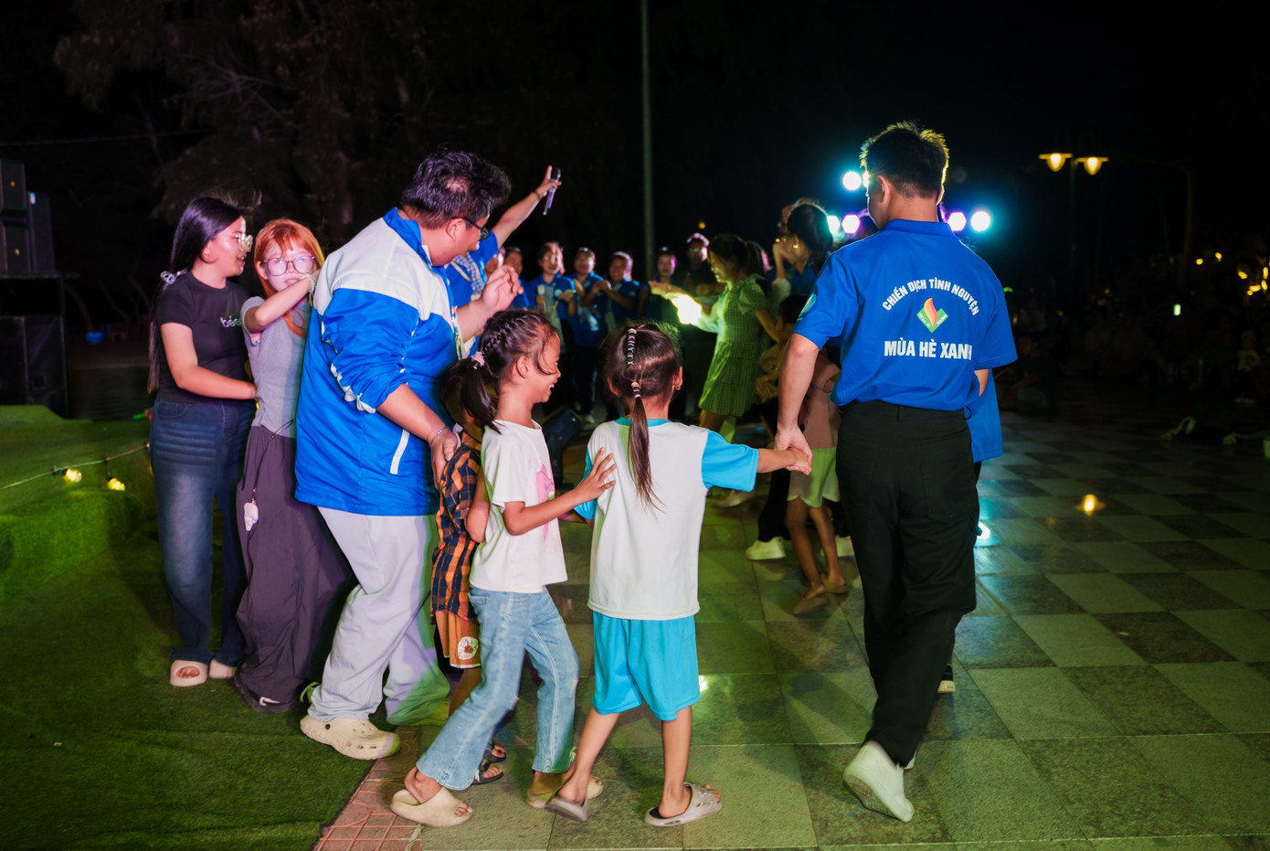 Bạn trẻ cùng lưu lại những kỷ niệm đẹp của một mùa hè tình nguyện sôi nổi, nhiệt huyết. Bạn trẻ cùng lưu lại những kỷ niệm đẹp của một mùa hè tình nguyện sôi nổi, nhiệt huyết.