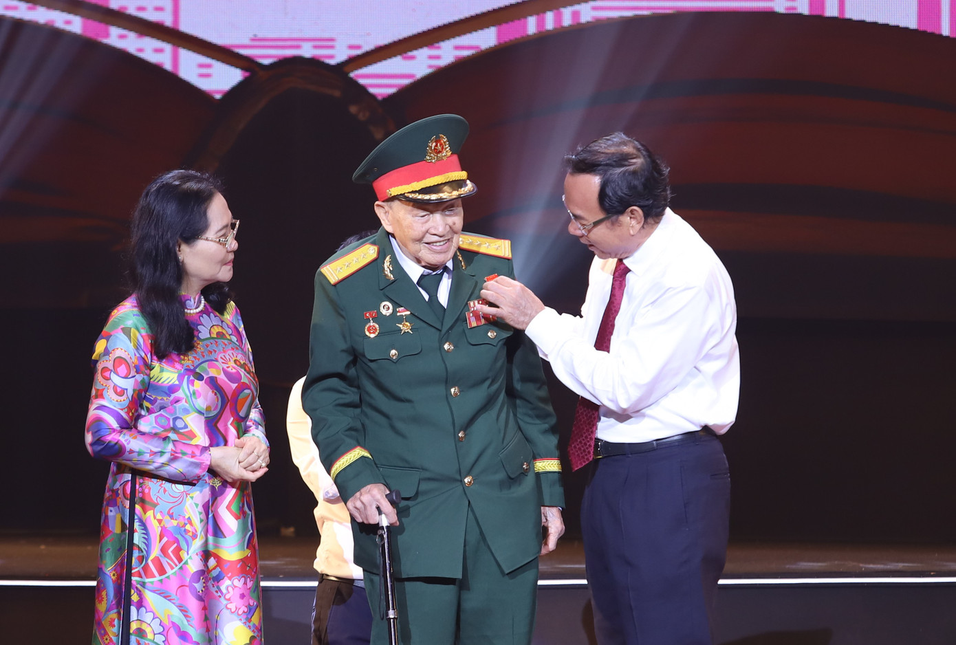 Lãnh đạo TPHCM tri ân những đóng góp của Đại tá, Anh hùng Lực lượng vũ trang nhân dân Nguyễn Văn Tàu (Tư Cang) đối với sự nghiệp cách mạng của dân tộc.