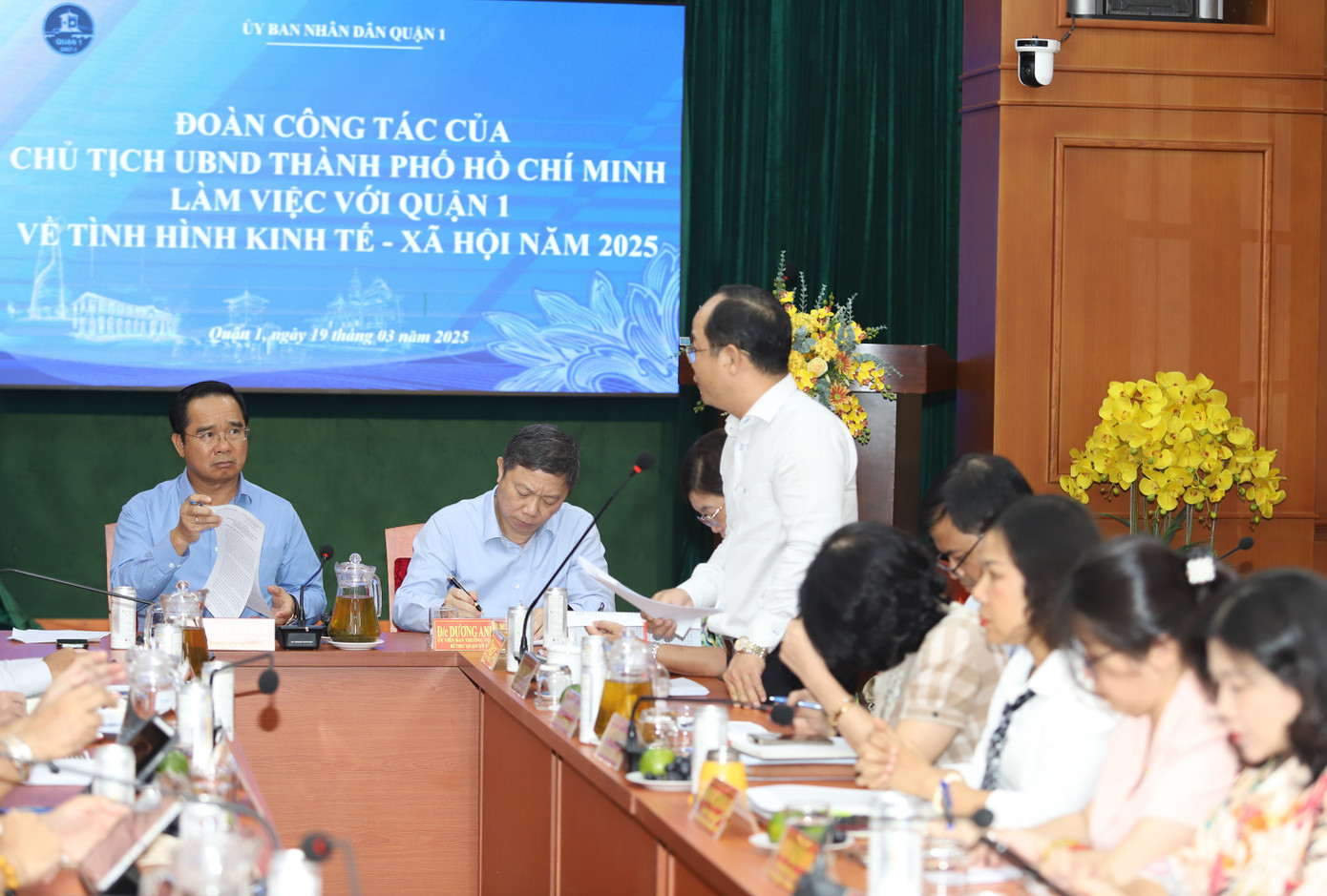 Chủ tịch UBND TPHCM Nguyễn Văn Được cùng Bí thư Quận ủy Quận 1 Dương Anh Đức chủ trì buổi làm việc. Ảnh: Ngô Tùng