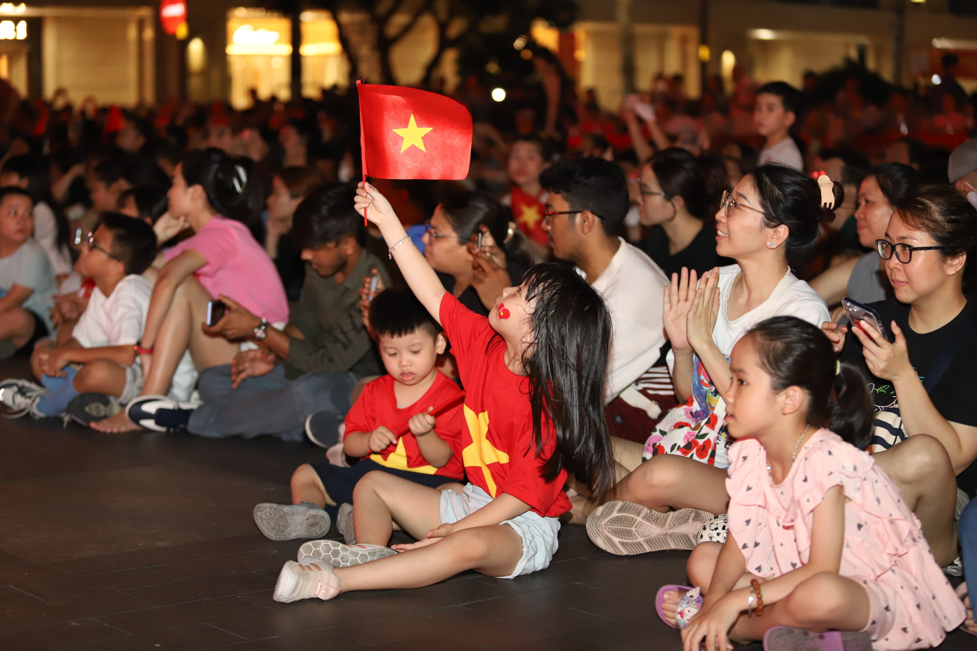 Đông đảo người dân và du khách theo dõi chuỗi chương trình nghệ thuật. Đông đảo người dân và du khách theo dõi chuỗi chương trình nghệ thuật.