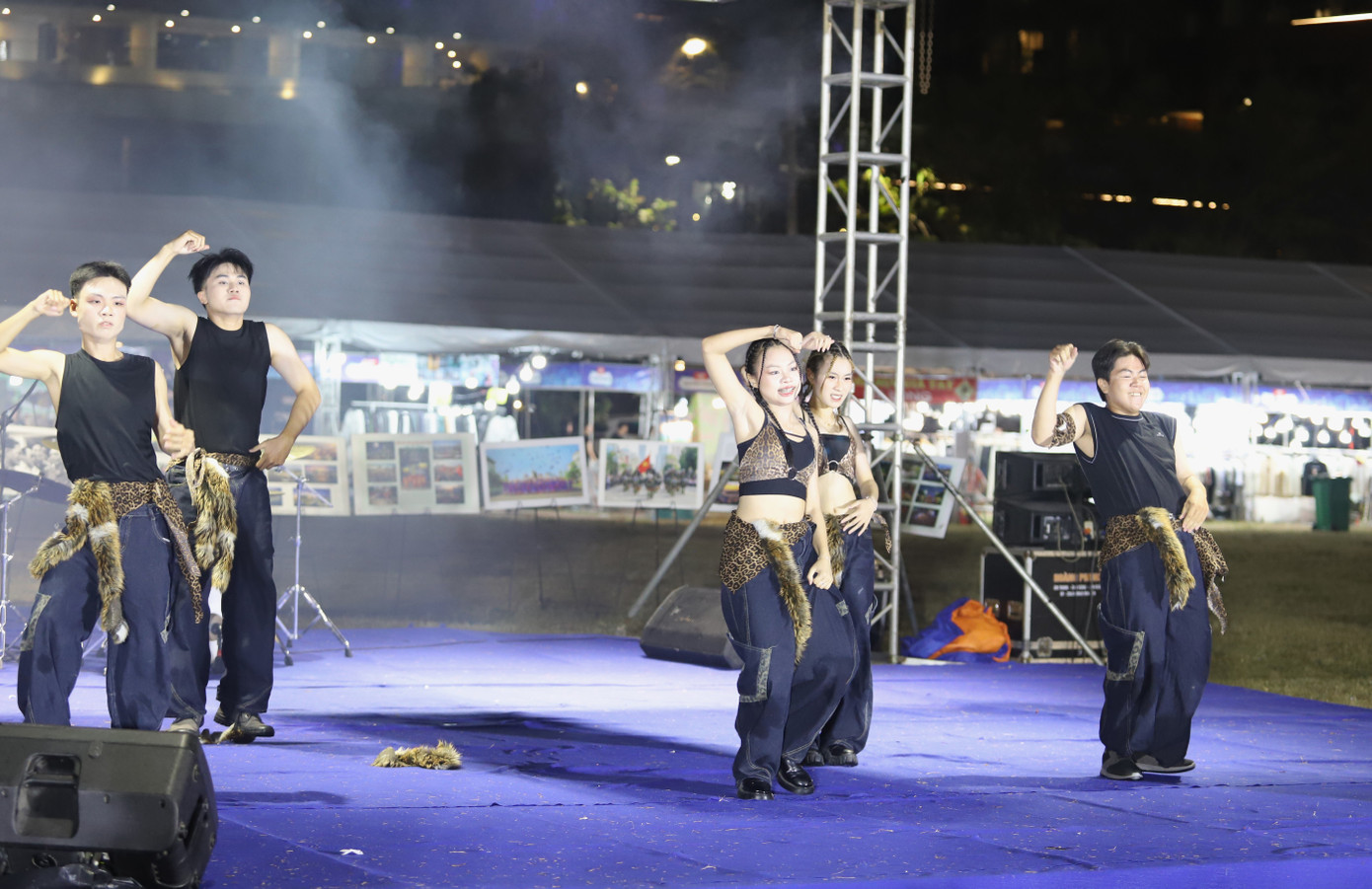 Bạn trẻ sôi nổi với ca khúc Vũ điệu cồng chiêng.