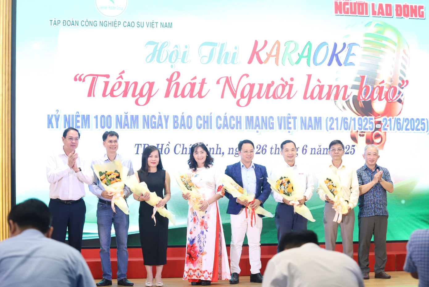 Ban tổ chức trao hoa đến các đơn vị tham gia hội thi. Ban tổ chức trao hoa đến các đơn vị tham gia hội thi.