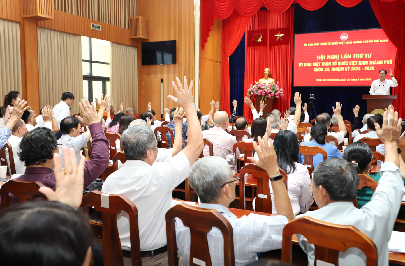 Đại biểu biểu quyết thông qua nội dung hội nghị. Ảnh: Ngô Tùng