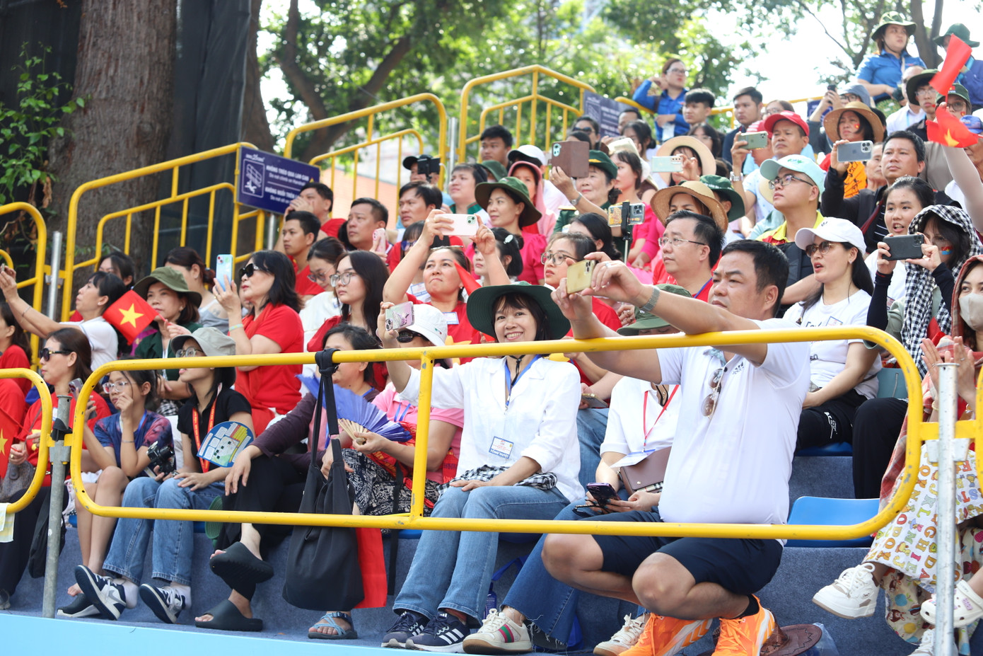 Đông đảo bà con nhân dân đến xem buổi tổng duyệt.