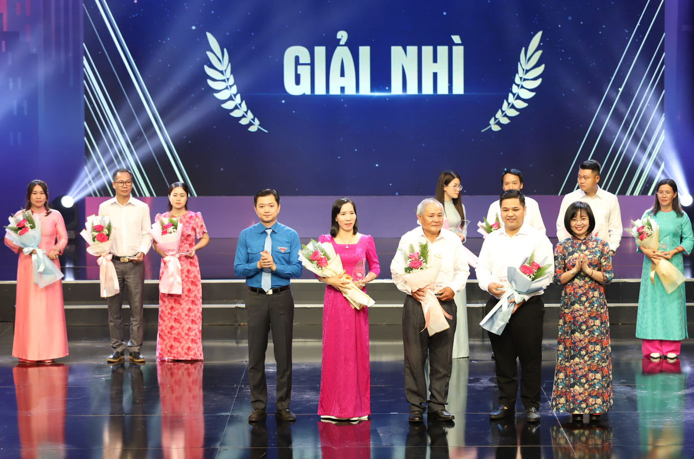 Anh Nguyễn Minh Triết tuyên dương các tác giả đạt giải cuộc thi Tự hào Việt Nam.