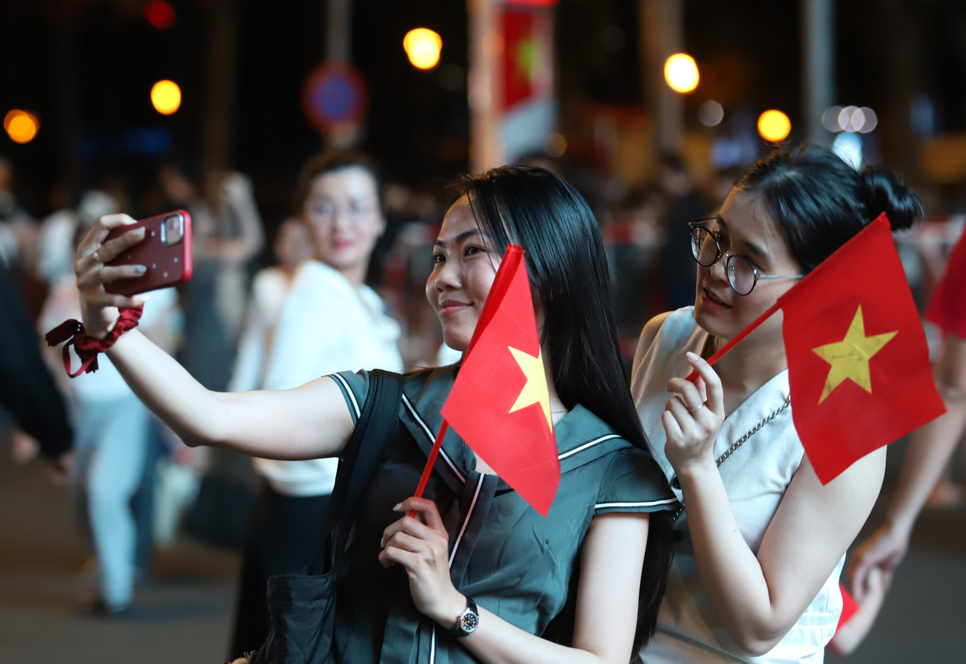 Bạn trẻ hào hứng check-in với lá cờ đỏ sao vàng.