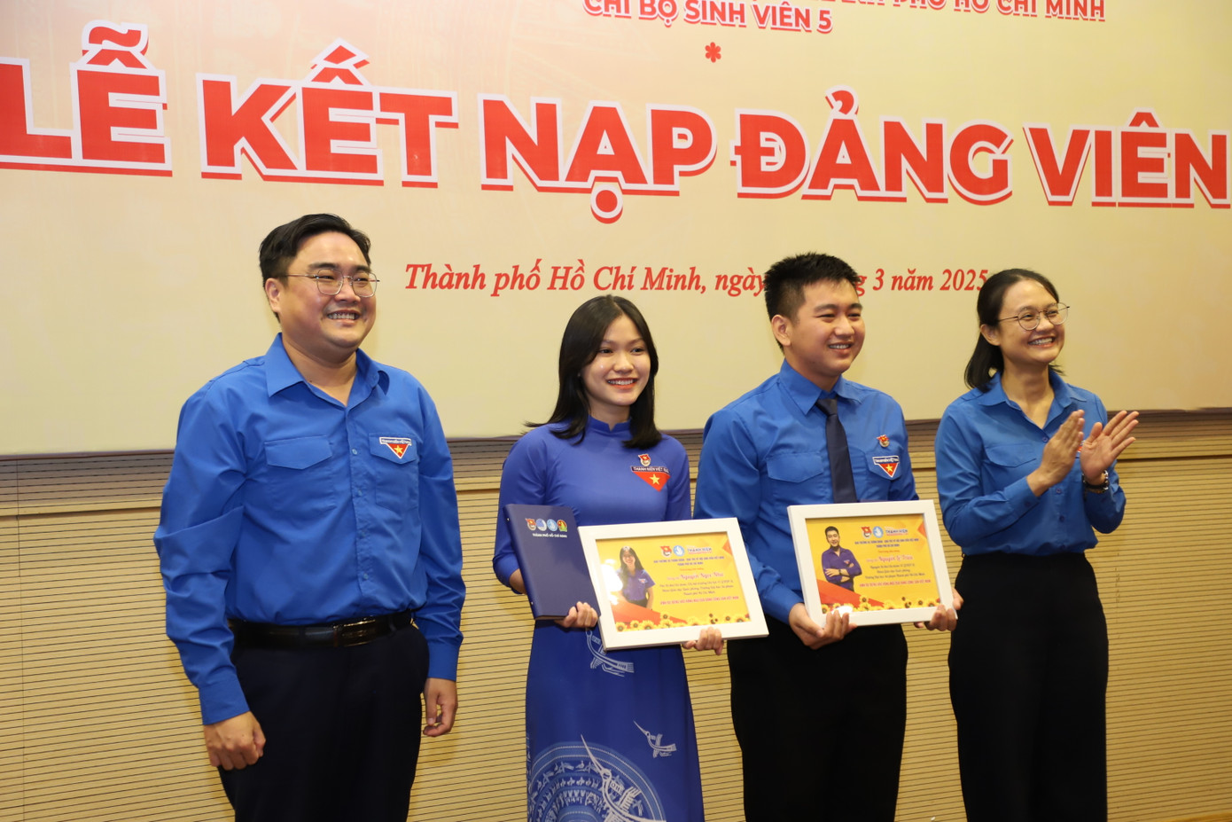 Đại diện Thành ủy TPHCM và Thành Đoàn, Hội SVVN TPHCM gửi món quà chúc mừng hai sinh viên.