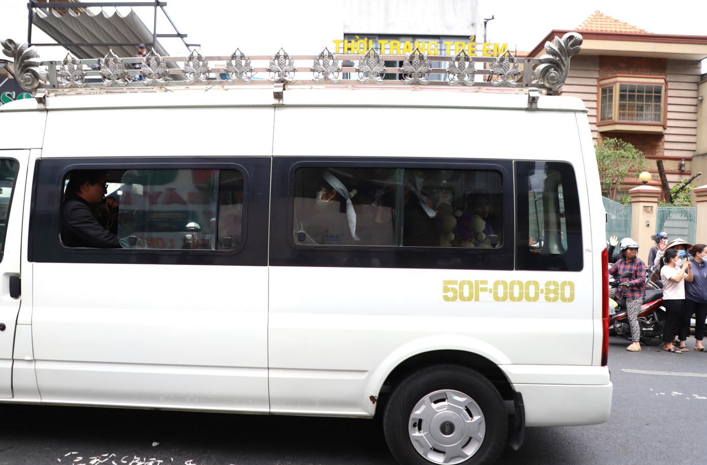 Nhiều người hâm mộ bày tỏ niềm tiếc nuối trước cuộc đời ngắn ngủi của Quý Bình, đồng thời cũng trân trọng tài năng, đức tính của anh qua những năm tháng cống hiến cho nền nghệ thuật. Nhiều người hâm mộ bày tỏ niềm tiếc nuối trước cuộc đời ngắn ngủi của Quý Bình, đồng thời cũng trân trọng tài năng, đức tính của anh qua những năm tháng cống hiến cho nền nghệ thuật.