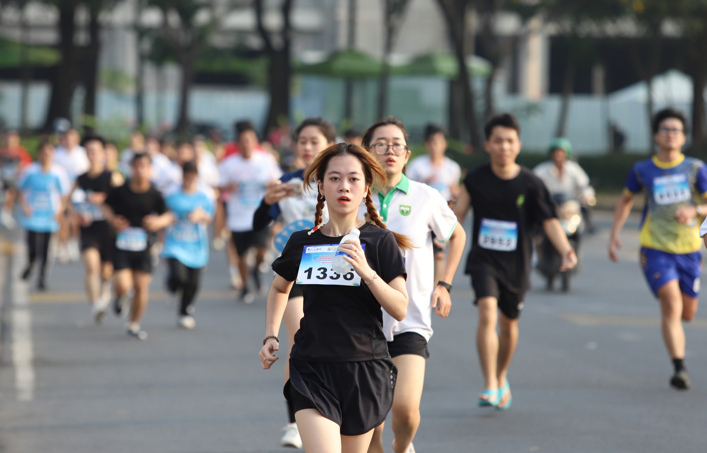 Dù thấm mệt trên đường chạy, các bạn trẻ đã nỗ lực, quyết tâm cao để chinh phục mục tiêu.