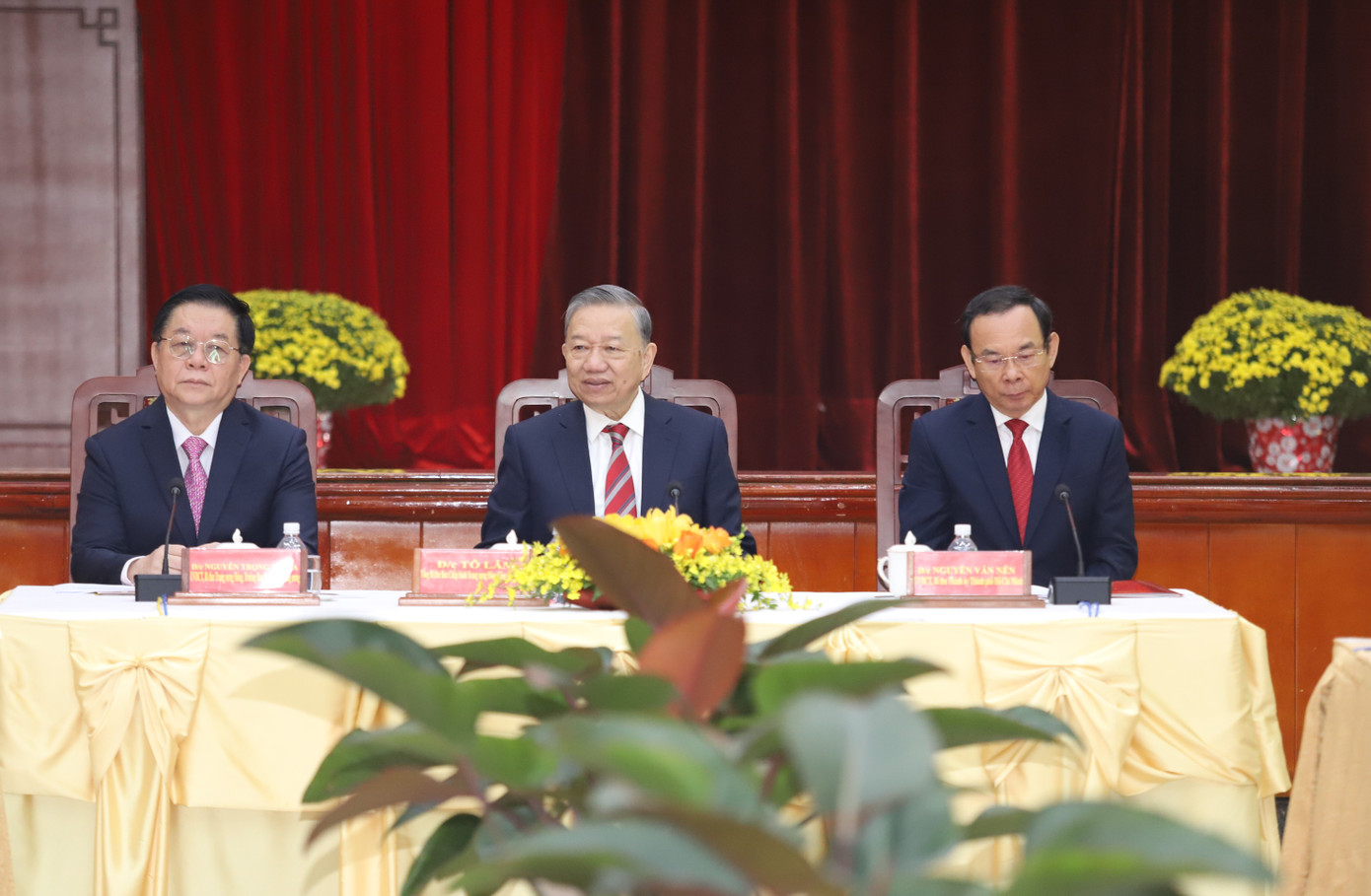 Tổng Bí thư Tô Lâm, Trưởng Ban Tuyên giáo Trung ương Nguyễn Trọng Nghĩa, Bí thư Thành ủy TPHCM Nguyễn Văn Nên tại buổi gặp mặt. Tổng Bí thư Tô Lâm, Trưởng Ban Tuyên giáo Trung ương Nguyễn Trọng Nghĩa, Bí thư Thành ủy TPHCM Nguyễn Văn Nên tại buổi gặp mặt.