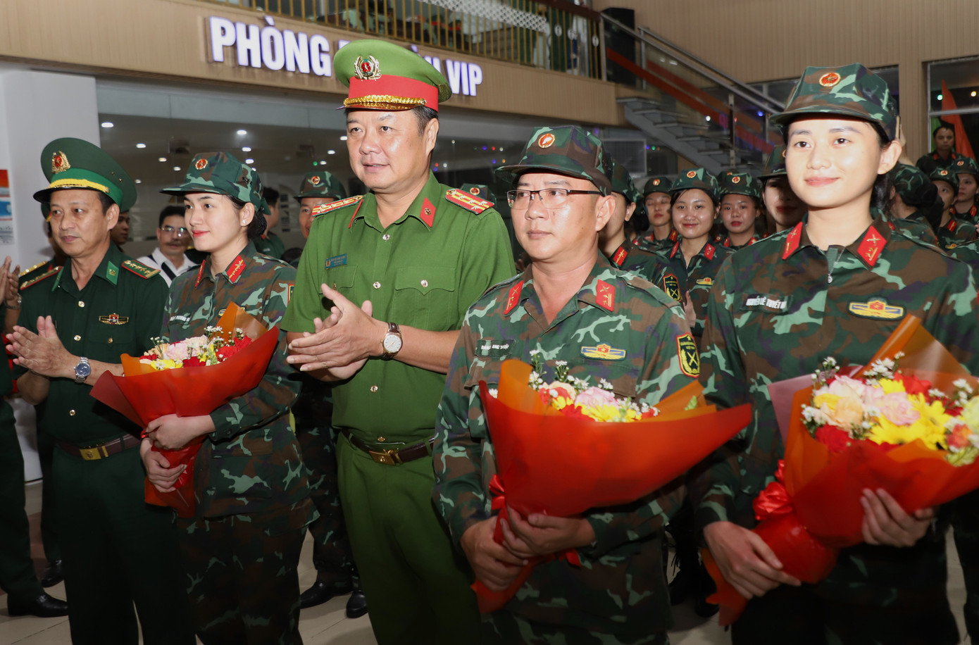Đại diện lãnh đạo Bộ Tư lệnh Quân khu 7, Bộ Tư lệnh TPHCM, Thành ủy - HĐND - UBND - Ủy ban MTTQ Việt Nam TPHCM tặng hoa các khối tham gia làm nhiệm vụ A80.