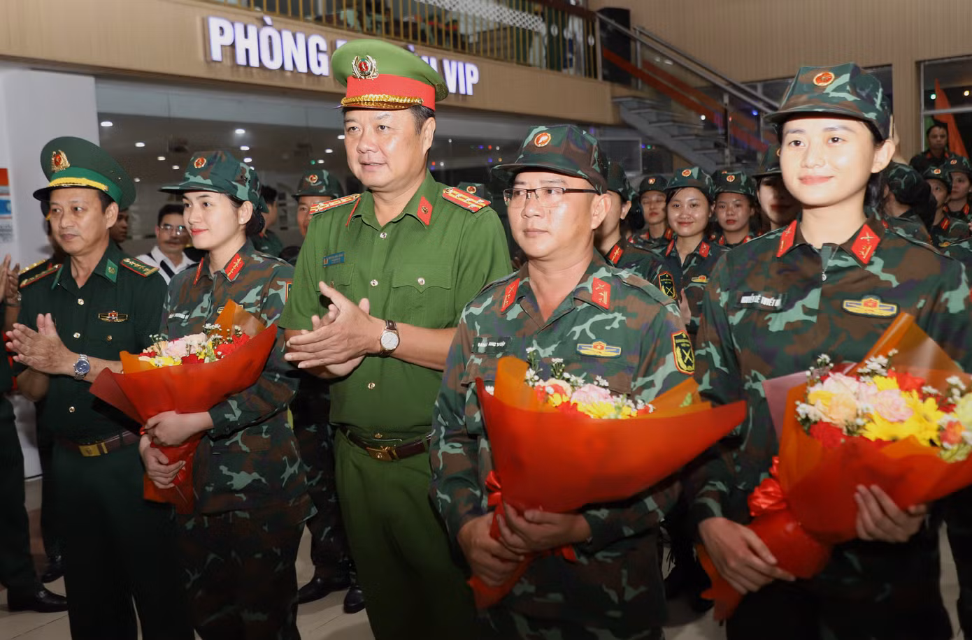 Đại diện lãnh đạo Bộ Tư lệnh Quân khu 7, Bộ Tư lệnh TPHCM, Thành ủy - HĐND - UBND - Ủy ban MTTQ Việt Nam TPHCM tặng hoa các khối tham gia làm nhiệm vụ A80.
