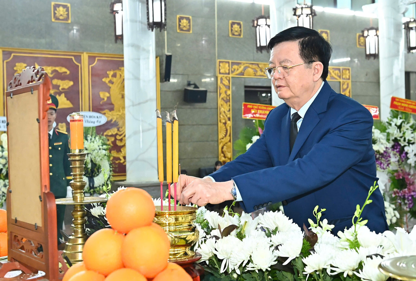 Phó Thủ tướng Mai Văn Chính thắp hương viếng GS, TS. Phan Lương Cầm. Ảnh: Việt Dũng. Phó Thủ tướng Mai Văn Chính thắp hương viếng GS, TS. Phan Lương Cầm. Ảnh: Việt Dũng.